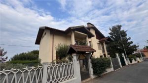 Prestigioso appartamento in villa – 230 mq con giardino, taverna e garage