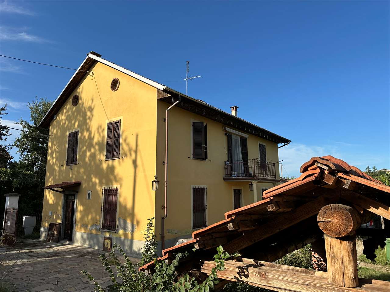 NORD CASA BIFAMILIARE INDIPENDENTE CON AMPIO GIARDINO