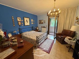 VILLA A SCHIERA CON GIARDINO DI 50 MQ. CAMINO E BOX AUTO
