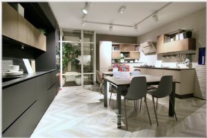 Negozio ristrutturato alta visibilità in Corso Traiano