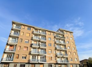 3 locali con box auto affittasi Moncalieri Via Turati 4