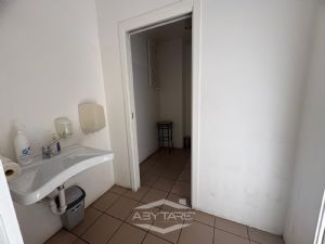 AMPIO LOCALE COMMERCIALE LIBERO SUBITO