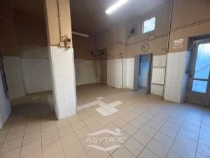 AMPIO LOCALE COMMERCIALE LIBERO SUBITO