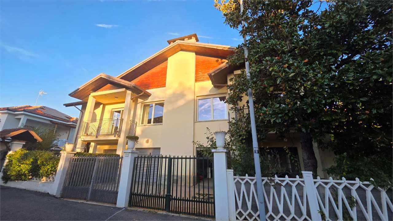 APPARTAMENTO IN VILLA CON GIARDINO E BOX