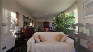 APPARTAMENTO IN VILLA CON GIARDINO E BOX