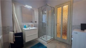 APPARTAMENTO IN VILLA CON GIARDINO E BOX