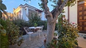 APPARTAMENTO IN VILLA CON GIARDINO E BOX