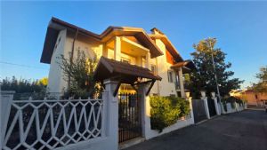 APPARTAMENTO IN VILLA CON GIARDINO E BOX