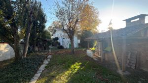 Casa indipendente con giardino e box auto in affitto