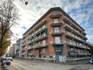 Traversa c.so Torino, quadrilocale arioso e ben servito