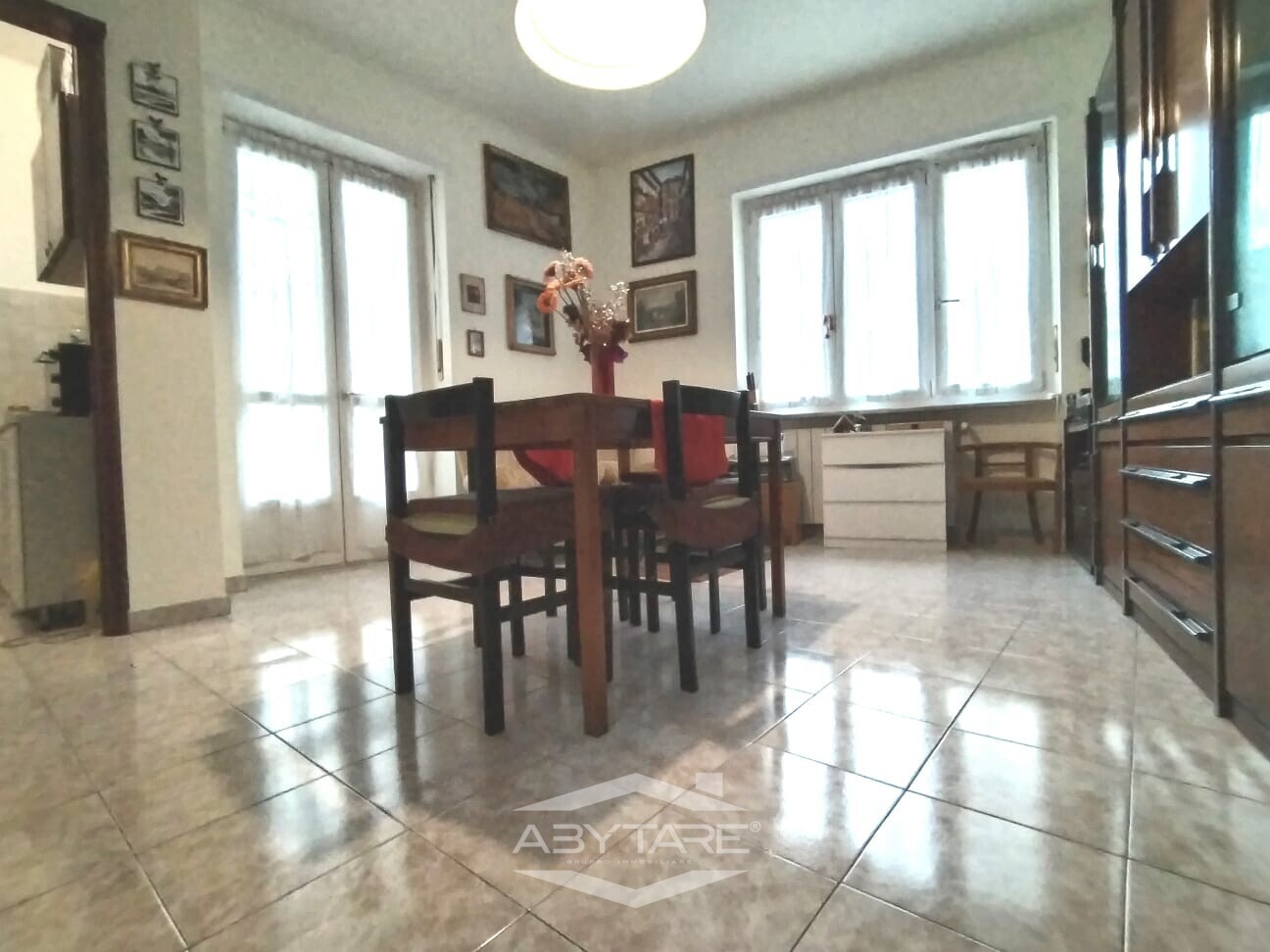 AMPIO BILOCALE . VOLENDO ARREDO INCLUSO NEL PREZZO !