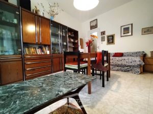 AMPIO BILOCALE . VOLENDO ARREDO INCLUSO NEL PREZZO !