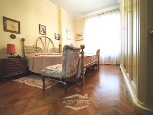 AMPIO BILOCALE . VOLENDO ARREDO INCLUSO NEL PREZZO !