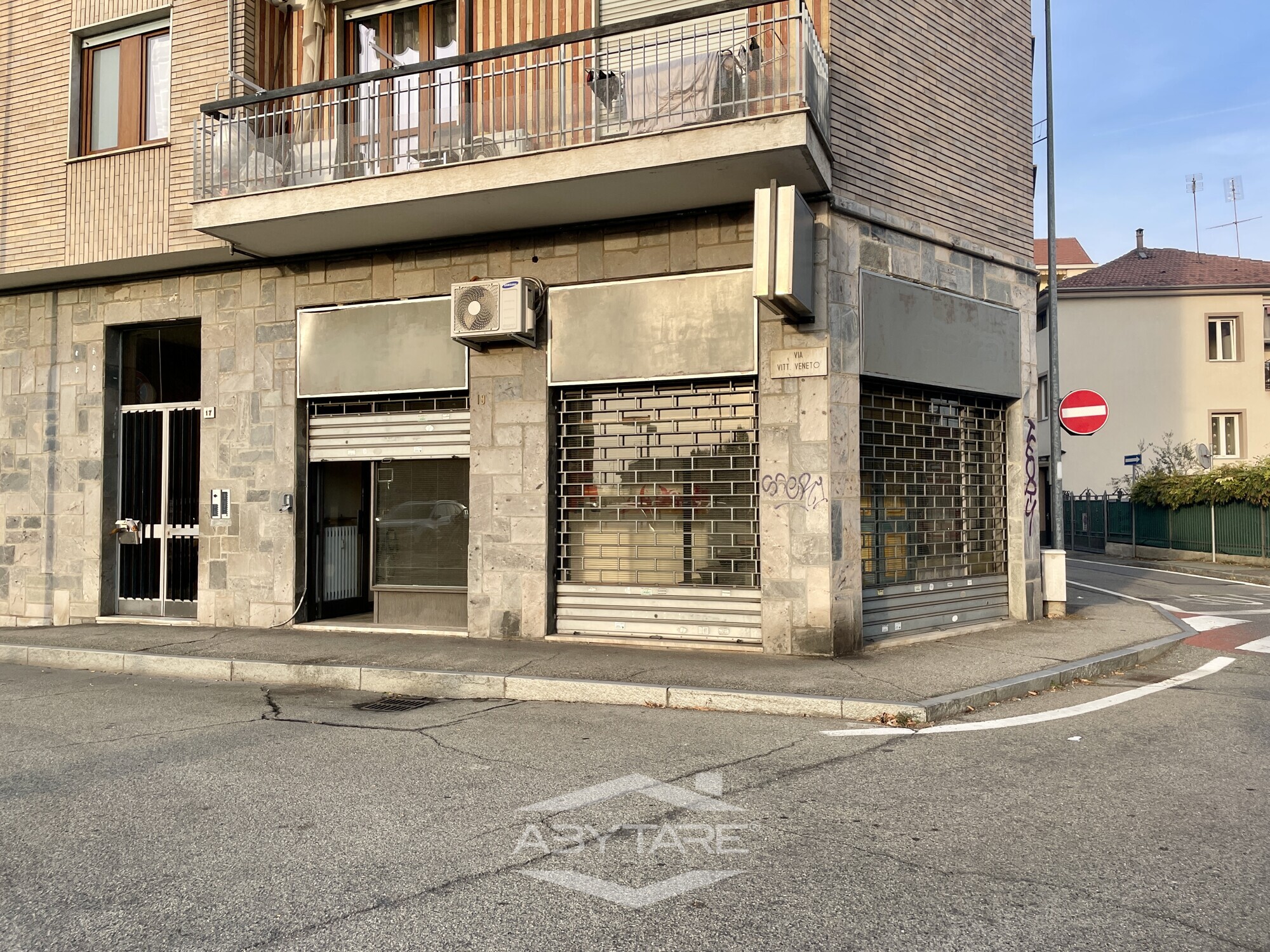 Negozio - Tre vetrine ad angolo - Adiacente Via Torino,