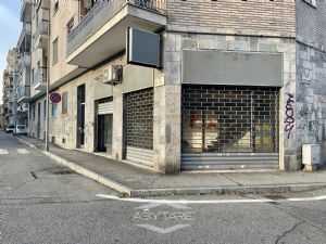 Negozio - Tre vetrine ad angolo - Adiacente Via Torino,