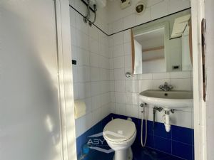 Negozio - Tre vetrine ad angolo - Adiacente Via Torino,