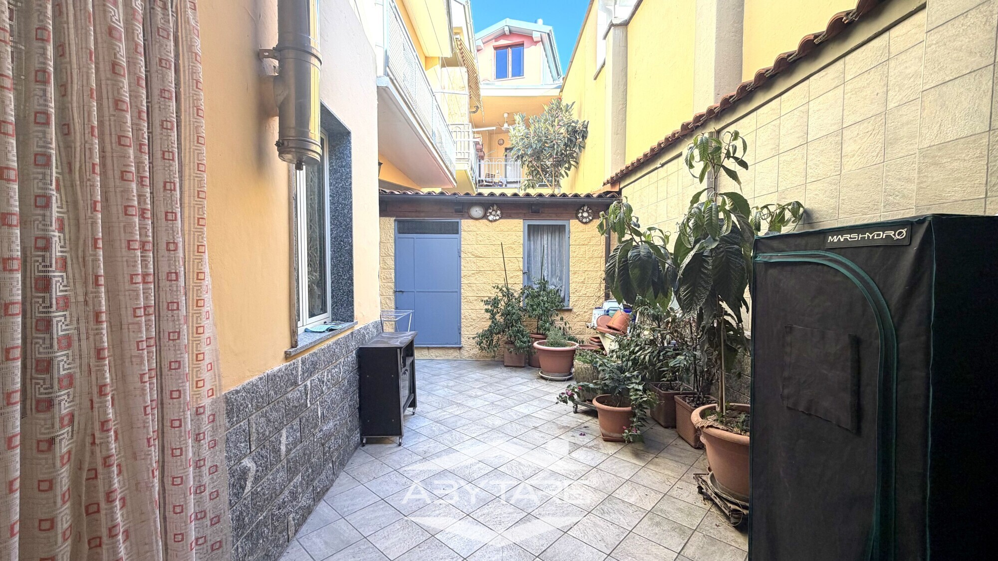 Porzione di casa con cortile privato e terrazzo