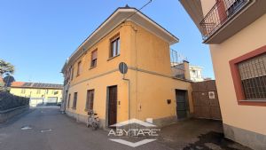 Porzione di casa con cortile privato e terrazzo