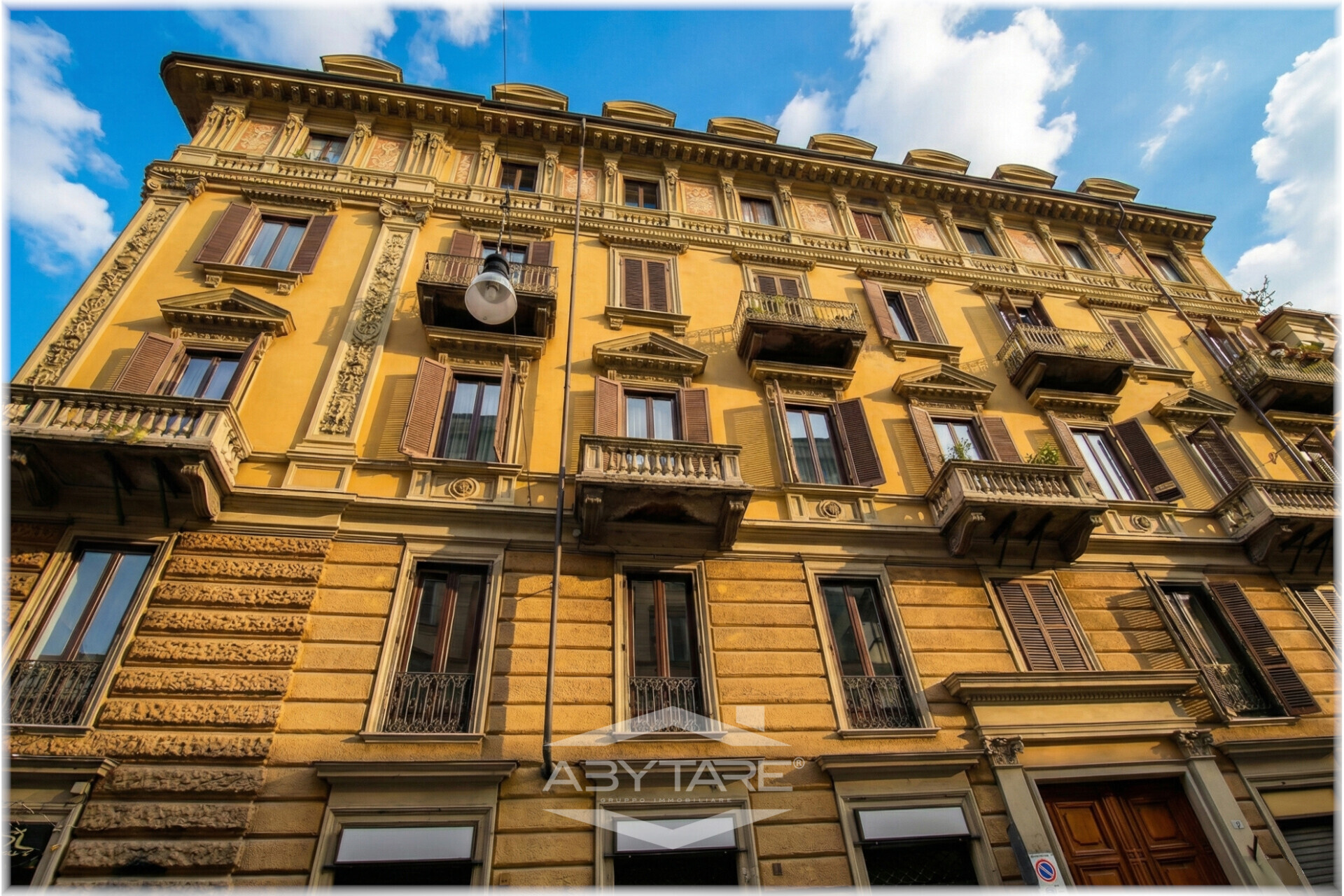 AFFITTASI NEGOZIO STORICO SAN SALVARIO CON VOLTE A VISTA