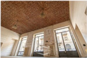 AFFITTASI NEGOZIO STORICO SAN SALVARIO CON VOLTE A VISTA