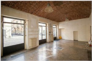 AFFITTASI NEGOZIO STORICO SAN SALVARIO CON VOLTE A VISTA