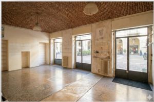 AFFITTASI NEGOZIO STORICO SAN SALVARIO CON VOLTE A VISTA