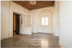 AFFITTASI NEGOZIO STORICO SAN SALVARIO CON VOLTE A VISTA