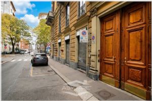 AFFITTASI NEGOZIO STORICO SAN SALVARIO CON VOLTE A VISTA