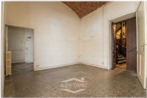 AFFITTASI NEGOZIO STORICO SAN SALVARIO CON VOLTE A VISTA