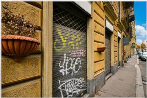 AFFITTASI NEGOZIO STORICO SAN SALVARIO CON VOLTE A VISTA