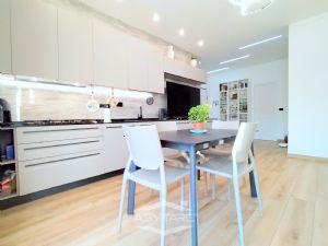 APPARTAMENTO RISTRUTTURATO CON DOPPI SERVIZI !