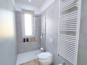 APPARTAMENTO RISTRUTTURATO CON DOPPI SERVIZI !