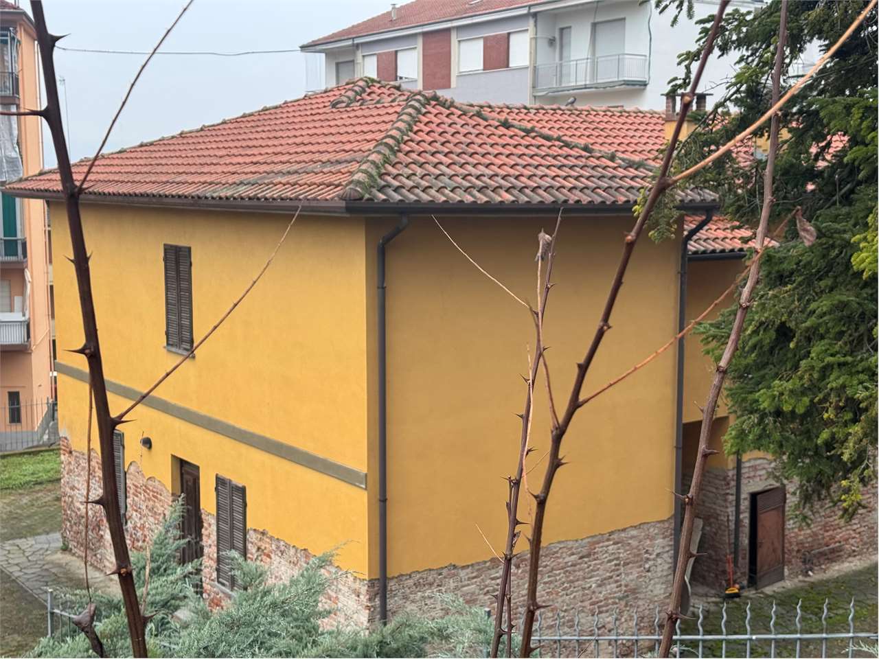 Villa indipendente bifamiliare con 1.700 mq di giardino, posizione unica sotto l’Ospedale