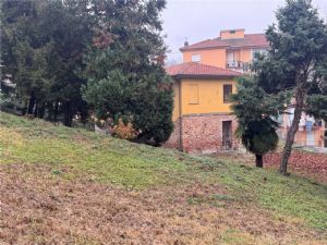 Villa indipendente bifamiliare con 1.700 mq di giardino, posizione unica sotto l’Ospedale
