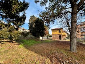 Villa indipendente bifamiliare con 1.700 mq di giardino, posizione unica sotto l’Ospedale