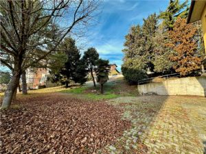 Villa indipendente bifamiliare con 1.700 mq di giardino, posizione unica sotto l’Ospedale