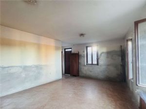 Villa indipendente bifamiliare con 1.700 mq di giardino, posizione unica sotto l’Ospedale