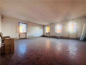 Villa indipendente bifamiliare con 1.700 mq di giardino, posizione unica sotto l’Ospedale