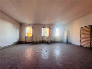 Villa indipendente bifamiliare con 1.700 mq di giardino, posizione unica sotto l’Ospedale