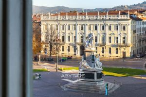 Piazza Carlina - Alloggio di ampia metratura libero subito!