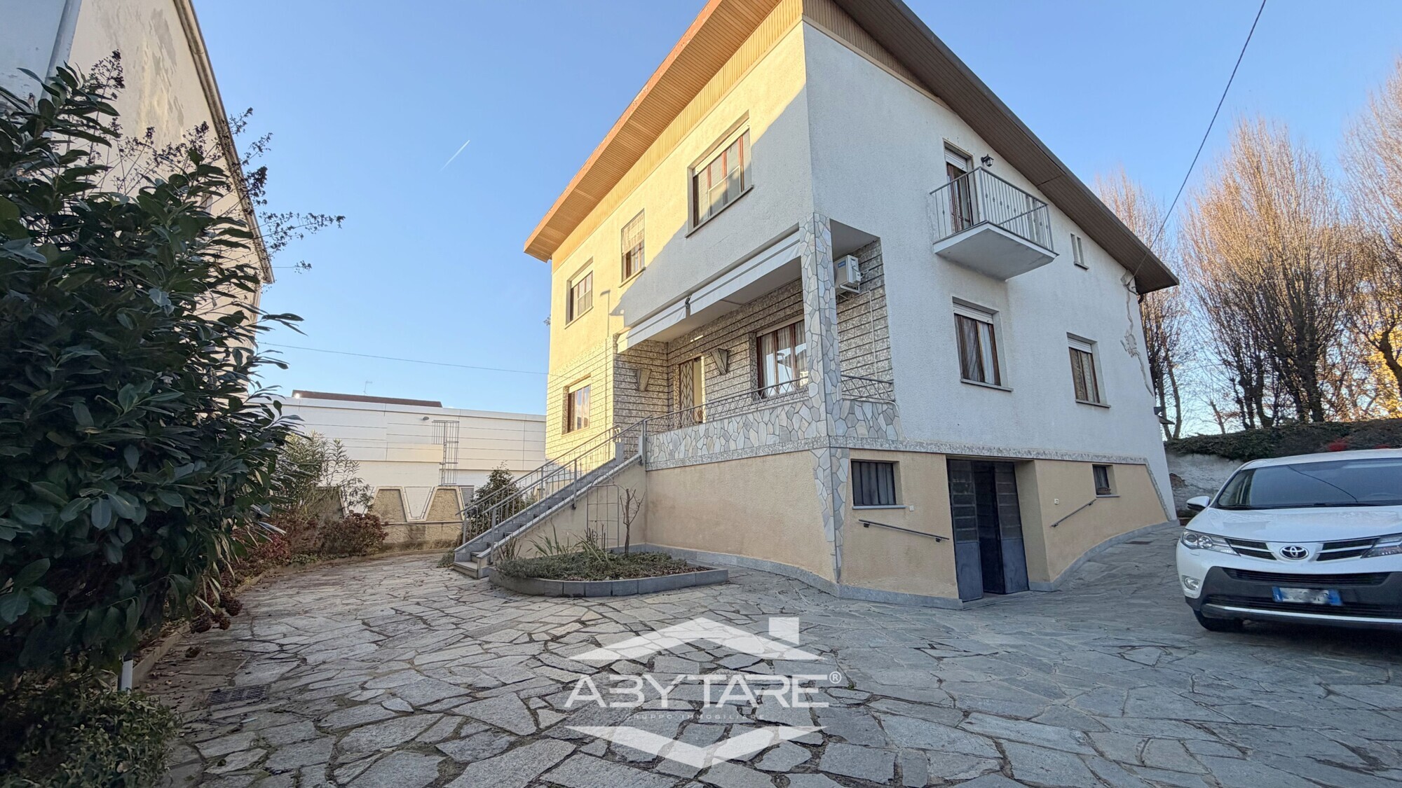 Casa indipendente su quattro lati, con giardino