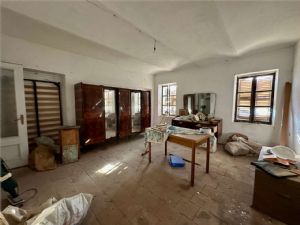 Cascina indipendente con 9.000 mq di terreno tra Valgera e Callianetto