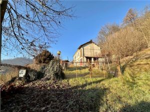 Cascina indipendente con 9.000 mq di terreno tra Valgera e Callianetto