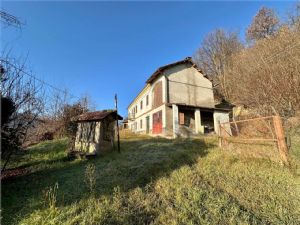 Cascina indipendente con 9.000 mq di terreno tra Valgera e Callianetto