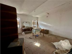 Cascina indipendente con 9.000 mq di terreno tra Valgera e Callianetto