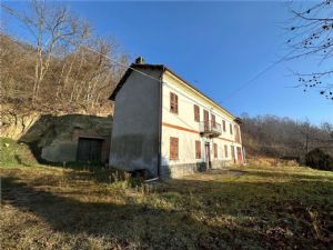 Cascina indipendente con 9.000 mq di terreno tra Valgera e Callianetto