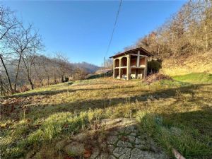 Cascina indipendente con 9.000 mq di terreno tra Valgera e Callianetto