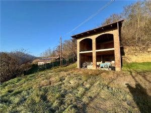 Cascina indipendente con 9.000 mq di terreno tra Valgera e Callianetto