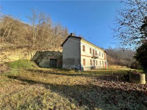 Cascina indipendente con 9.000 mq di terreno tra Valgera e Callianetto