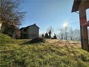 Cascina indipendente con 9.000 mq di terreno tra Valgera e Callianetto